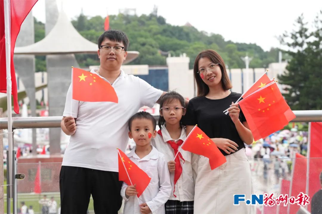 刚刚！福州五一广场升起五星红旗！我爱你中国！