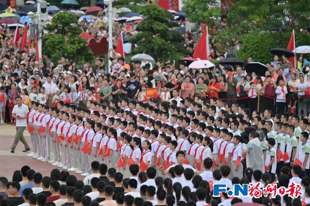 刚刚！福州五一广场升起五星红旗！我爱你中国！