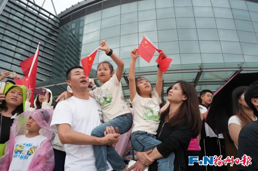 刚刚！福州五一广场升起五星红旗！我爱你中国！