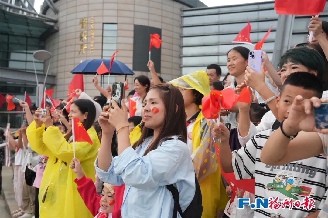 刚刚！福州五一广场升起五星红旗！我爱你中国！