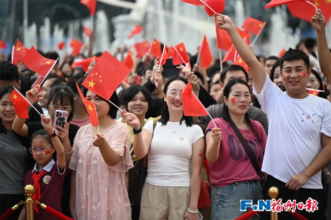 刚刚！福州五一广场升起五星红旗！我爱你中国！