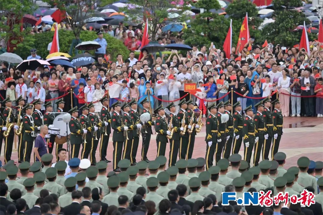 刚刚！福州五一广场升起五星红旗！我爱你中国！