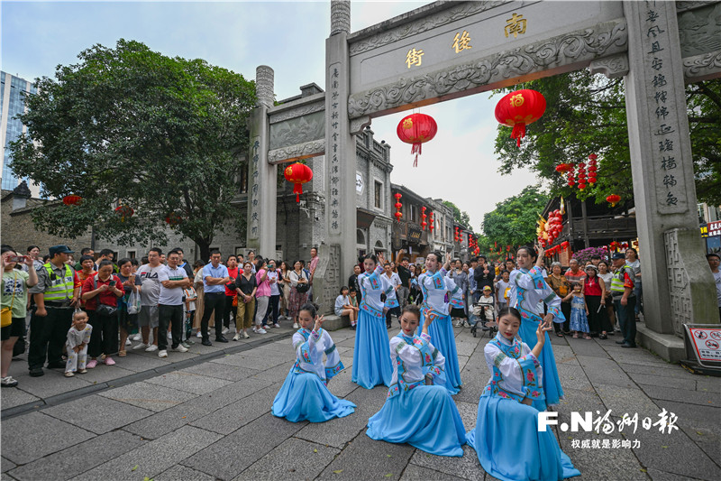 欢歌热舞庆国庆 流光溢彩耀榕城