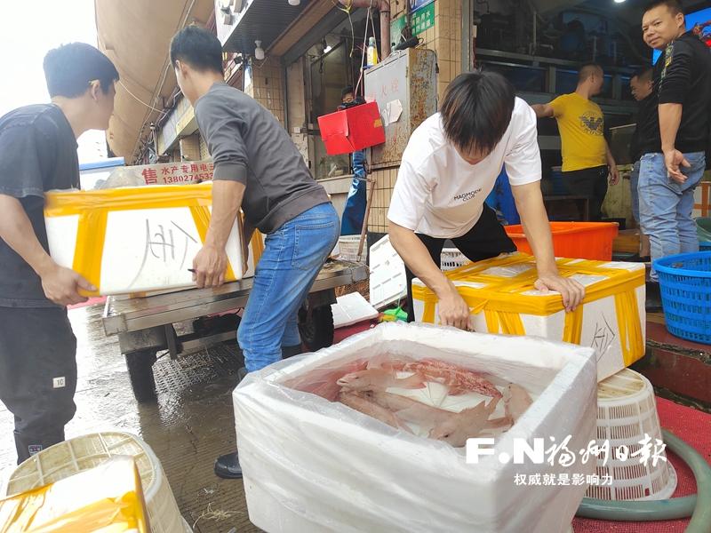 探访全国最大水产品现货交易市场：商贩忙个不停 市民就近采购