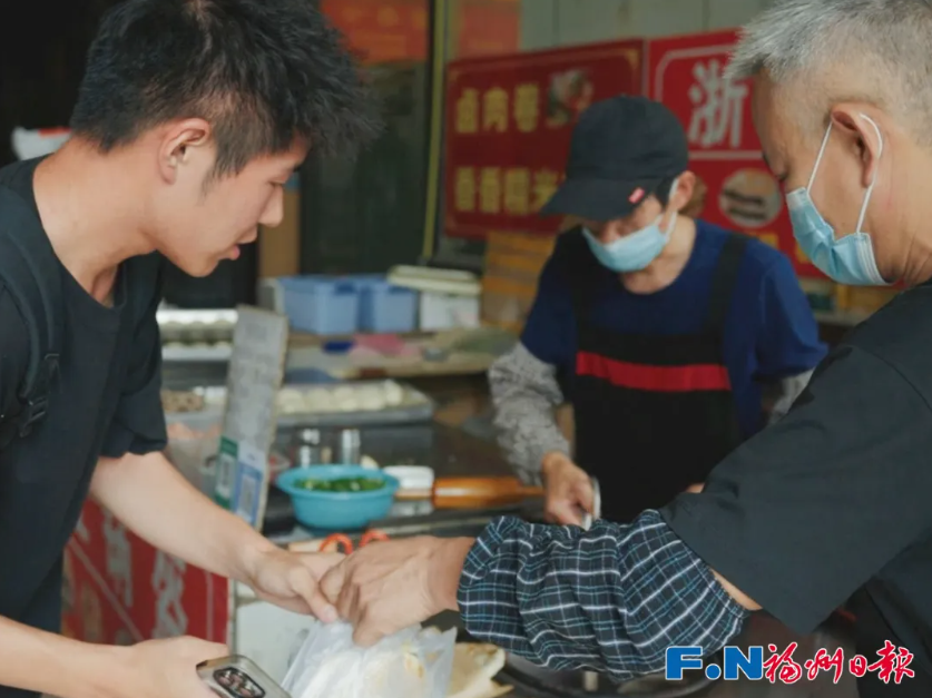 人民日报、新华社等集体关注：福州大学生以“一饼之力”帮助“锅盔叔叔”