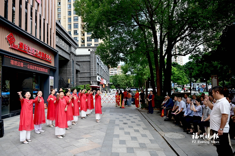 “福报送福”公益系列活动首站启动 紫阳社区居民收获“幸福大礼包”