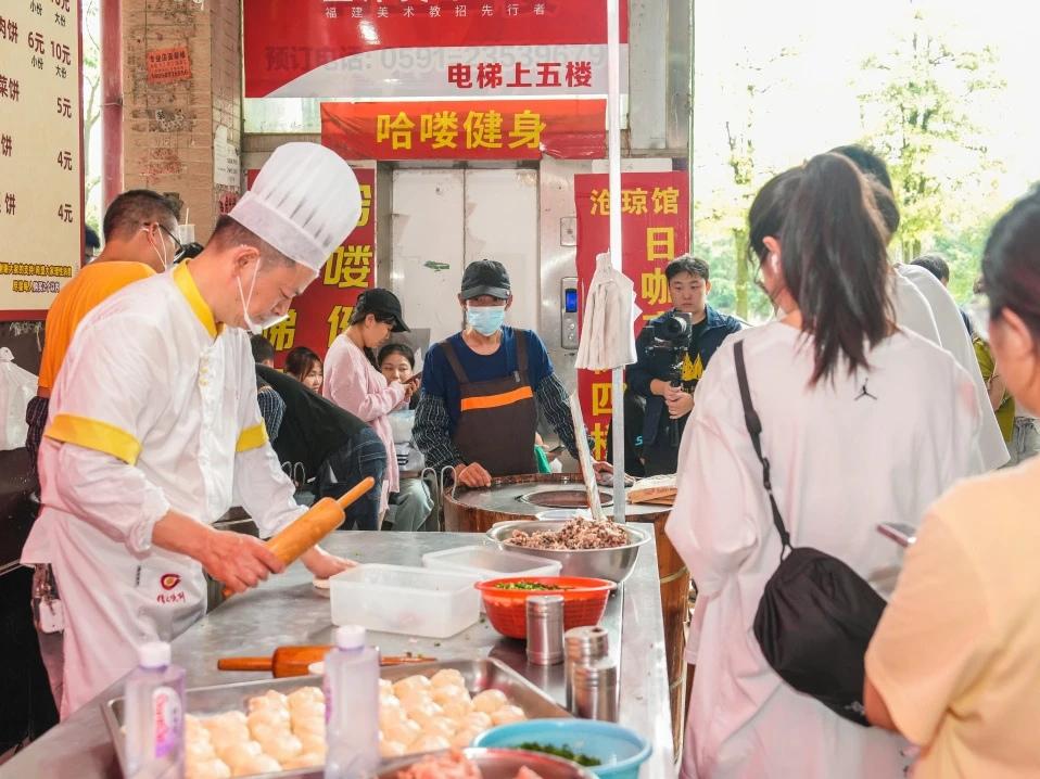 一个烧饼的三重滋味 两个省、一座城、一家人，托起一只烤炉