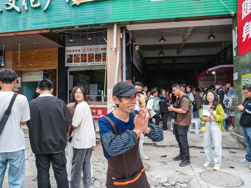 一个烧饼的三重滋味 两个省、一座城、一家人，托起一只烤炉