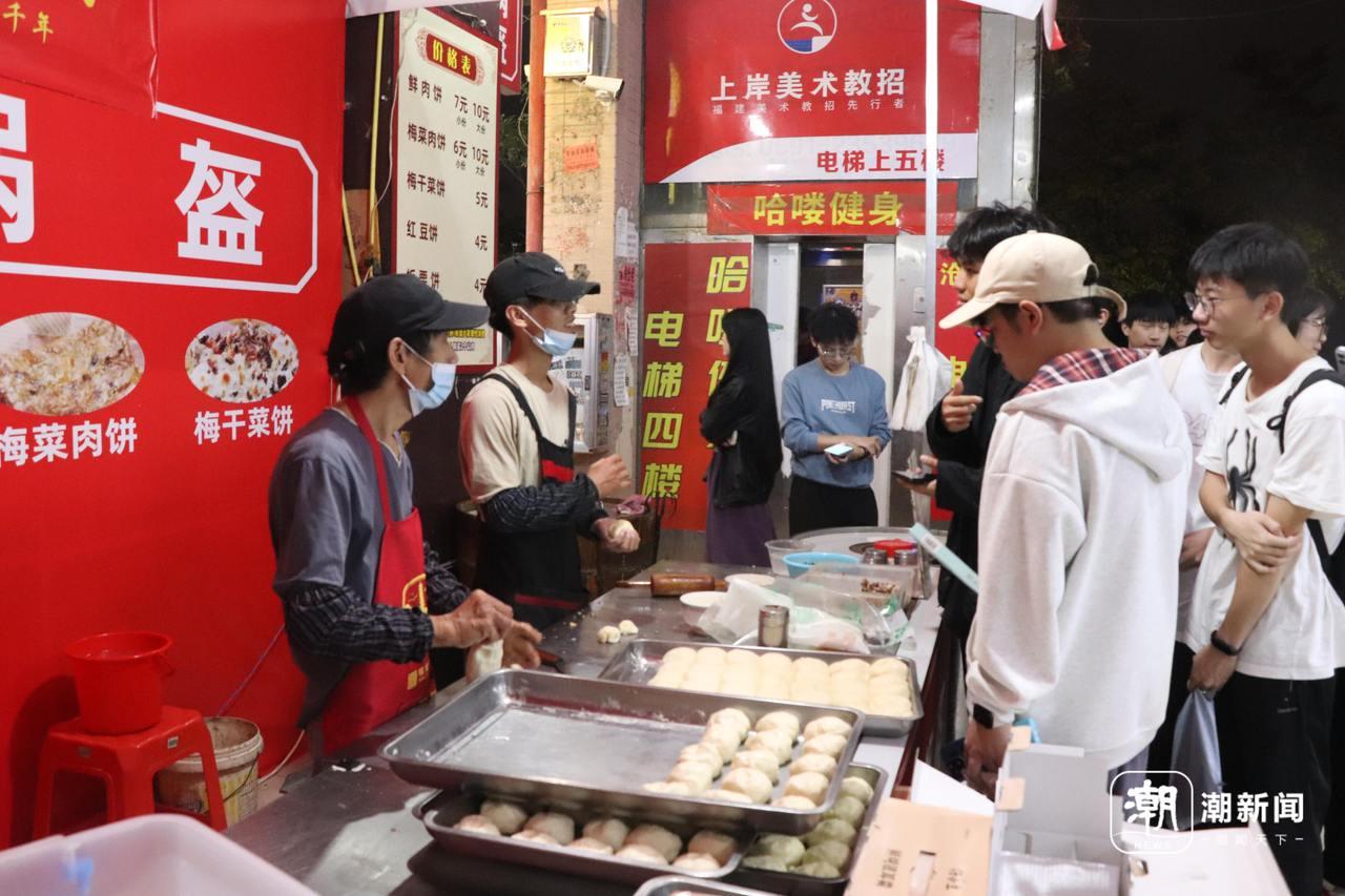 一个烧饼的三重滋味 两个省、一座城、一家人，托起一只烤炉