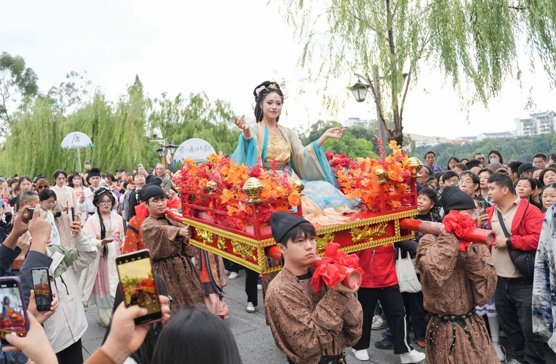 “花神”巡游 扮靓西湖！