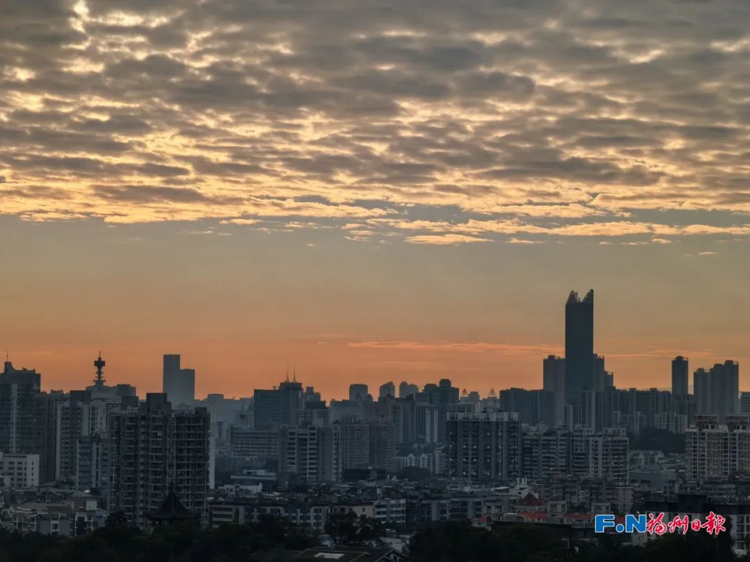 抬头看天！刚刚福州上空“半云半天”！