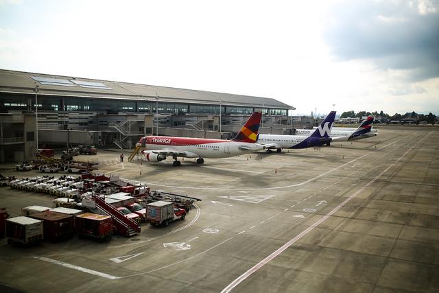 哥伦比亚一机库内发现约2万具尸体