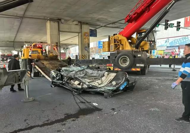 轿车被压扁成纸片，司机轻微伤！网友：堪称奇迹