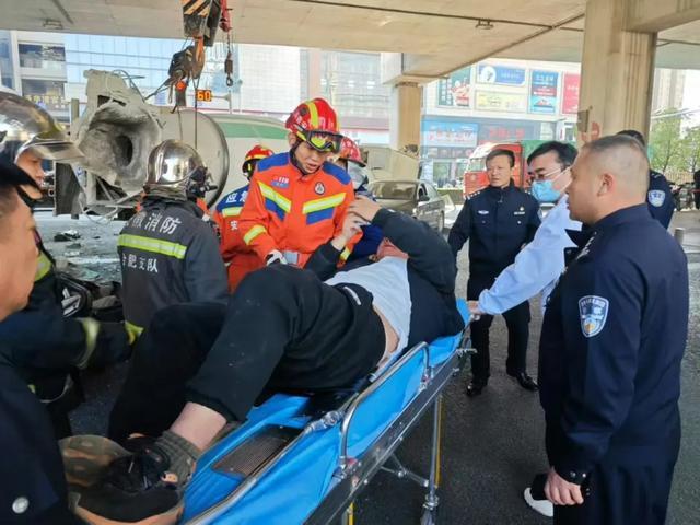 轿车被压扁成纸片，司机轻微伤！网友：堪称奇迹