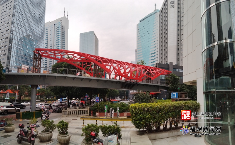 五四路“百福桥”顶棚完成首段吊装工作 预计元旦前建成