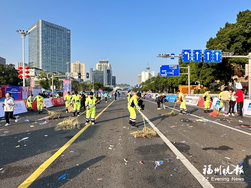 马拉松赛保洁“随跑随清” 市城管委20分钟恢复市容环境卫生