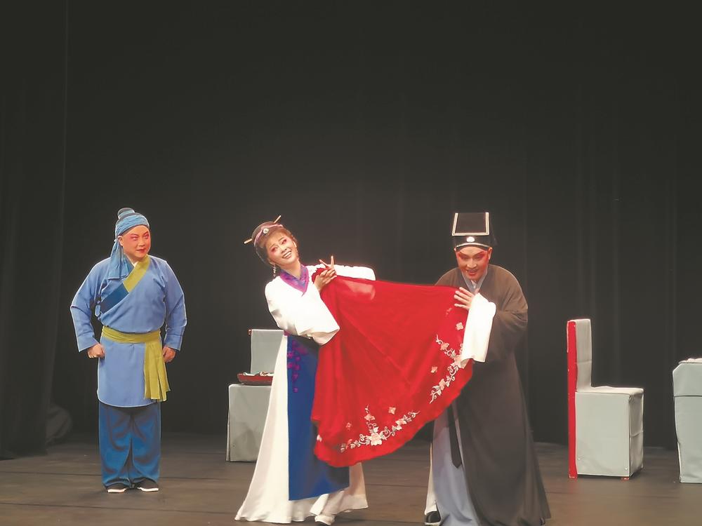 闽剧​“出海”，“红裙”闪亮巴黎