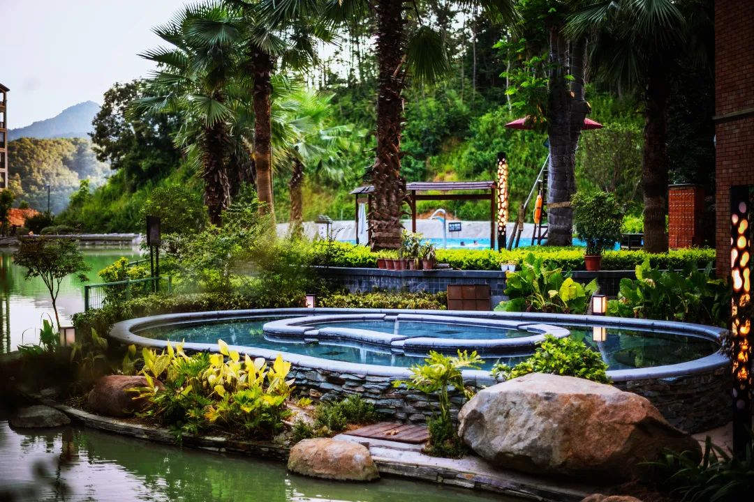 降温了，泡温泉才是正经事