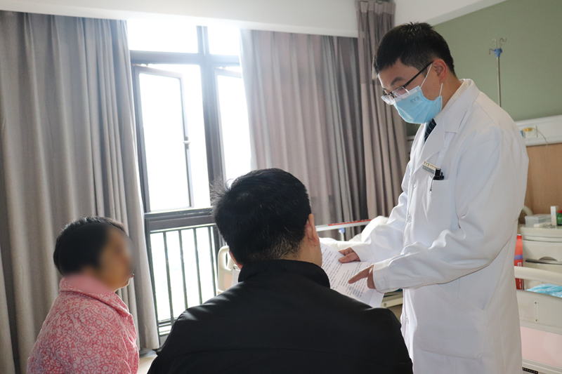 女子骑车摔伤后泪流不止 福州爱尔眼科这位年轻医生施展巧手成功“接管”