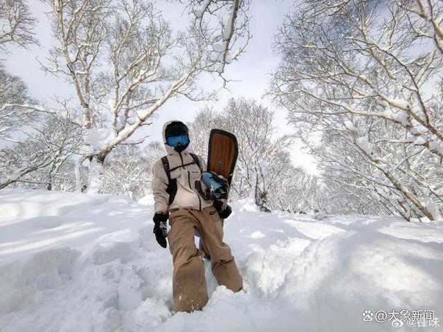 谢霆锋和大儿子Lucas一起滑雪