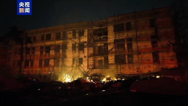 央视记者洛杉矶火场报道像在战区 央视记者洛杉矶火场报道像在战区