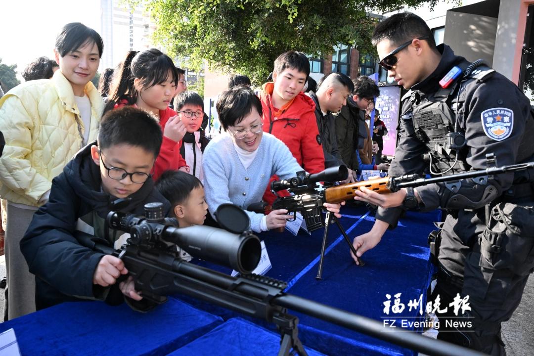 “110宣传日”集中宣传活动举行 巡特警武器装备吸睛无数