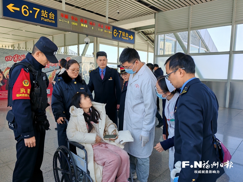 女大学生旧疾复发 民警列车长急伸援手