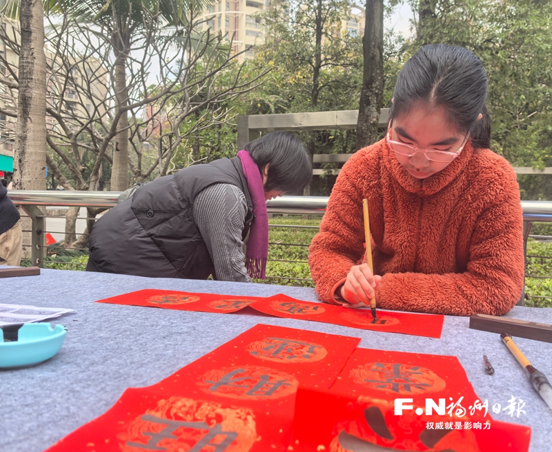 福州鼓楼：小学生义务写春联