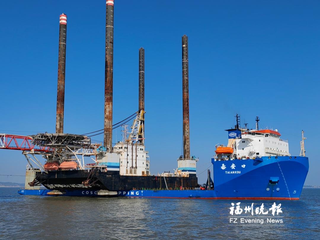 又一海上风电平台从福州港江阴港区出境