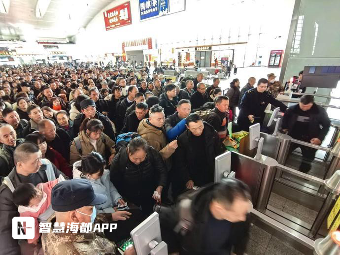 福州站18日客流破10万 客流高峰将持续到24日