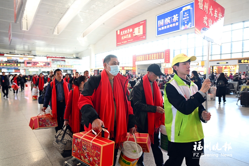 “尋工地圖”進(jìn)專列 車廂里開(kāi)招聘會(huì)