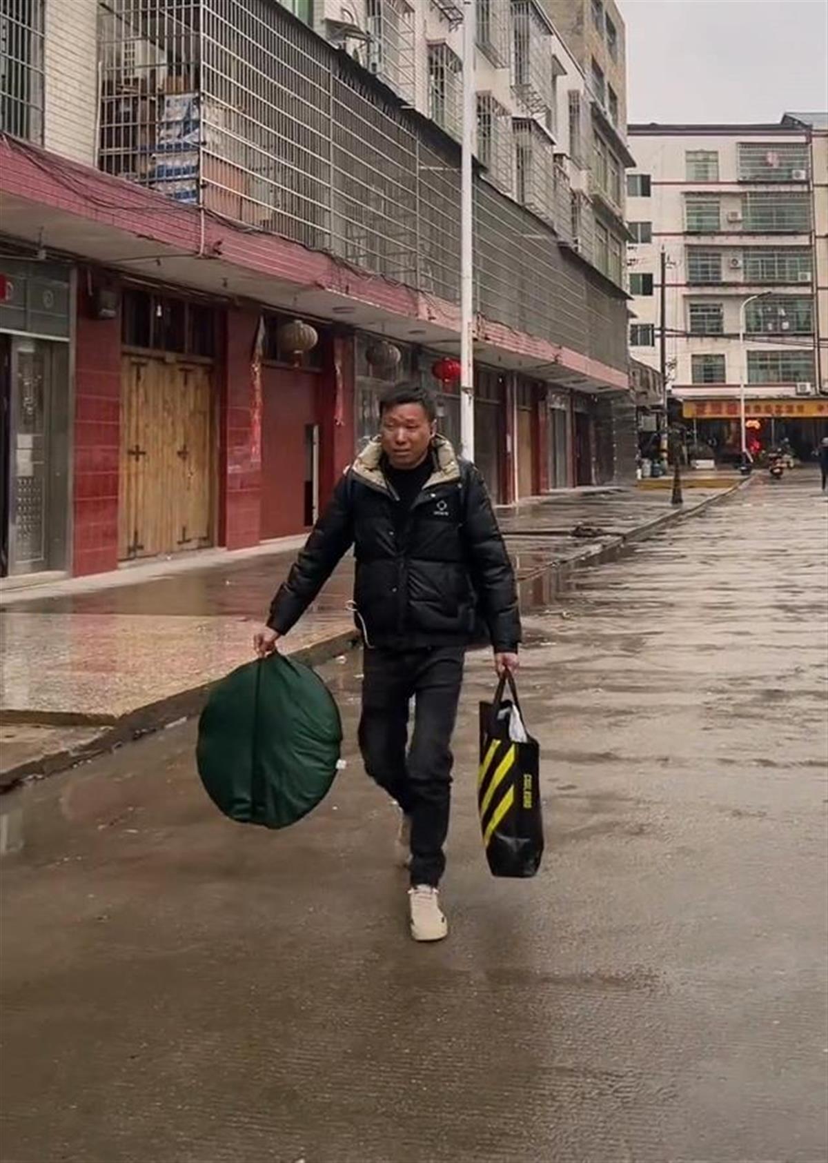 男子徒步650公里回乡暴瘦10斤