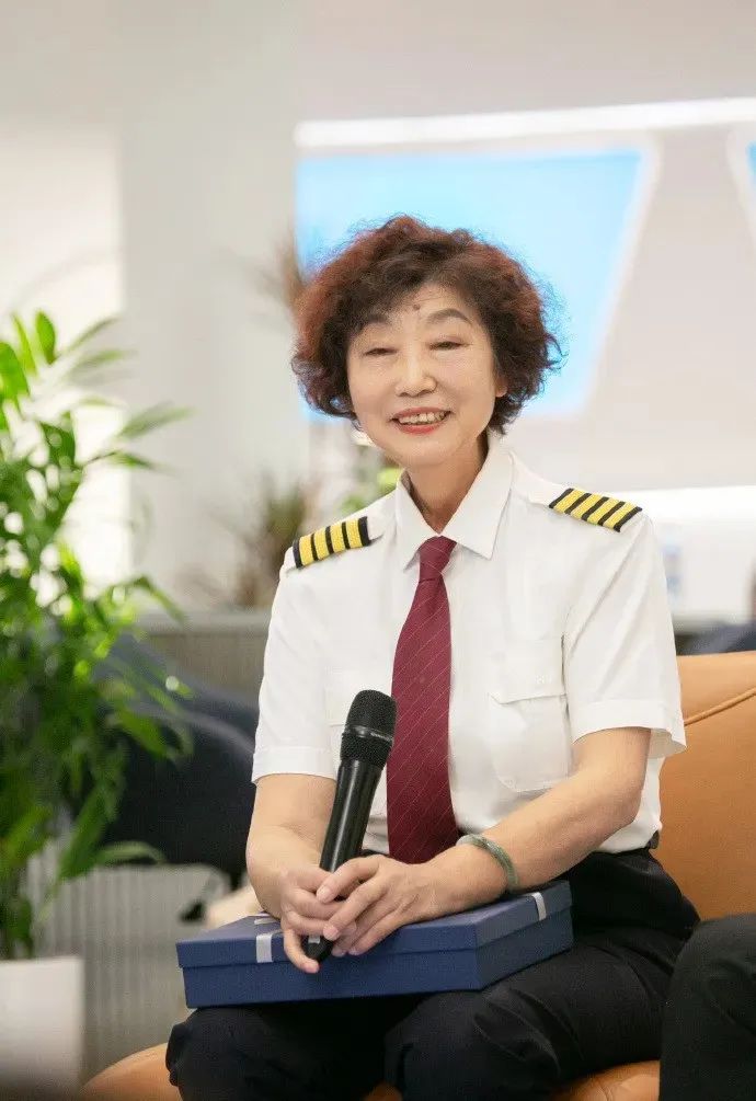 痛别！厦航传奇女飞行员逝世