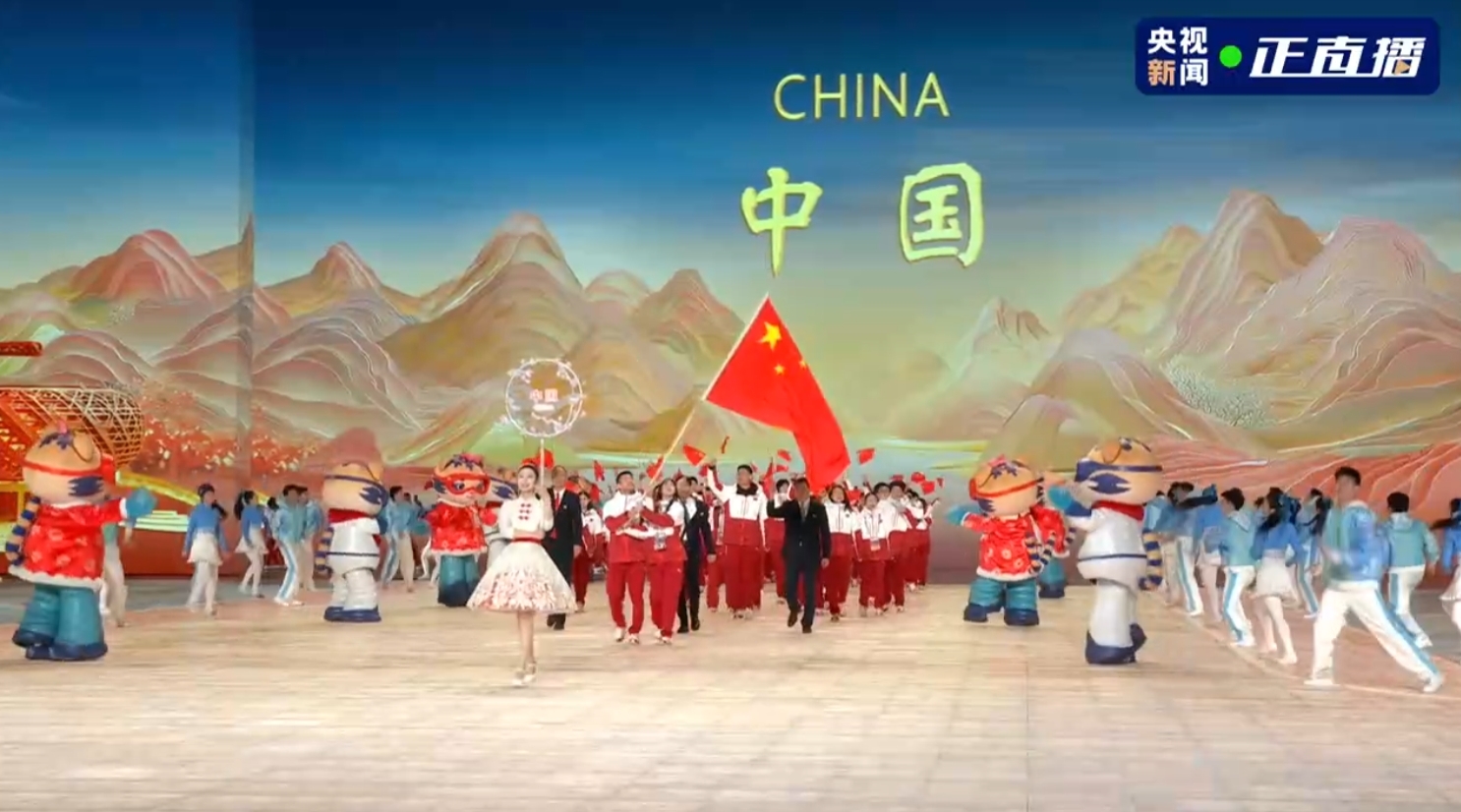 最美中国红！亚冬会开幕式，中国代表团亮相！