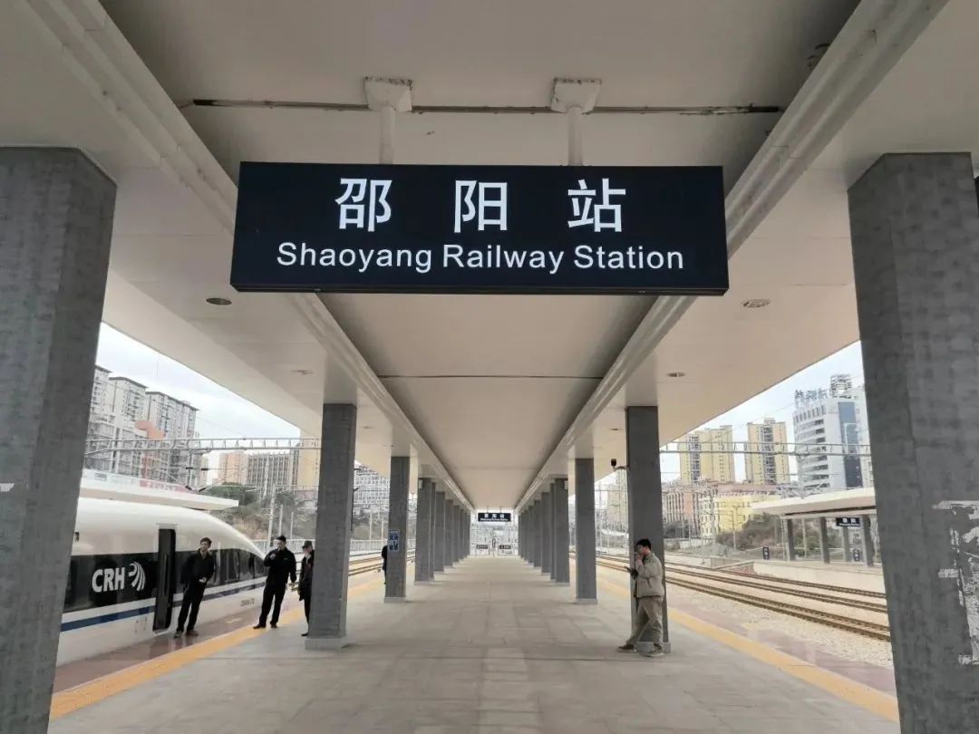 高铁上行李箱无人认领，乘警开箱：嚯！70万