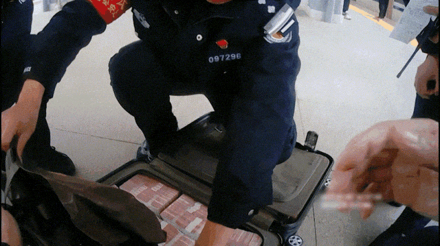 高铁上行李箱无人认领，乘警开箱：嚯！70万