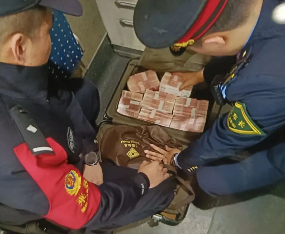 高铁上行李箱无人认领，乘警开箱：嚯！70万