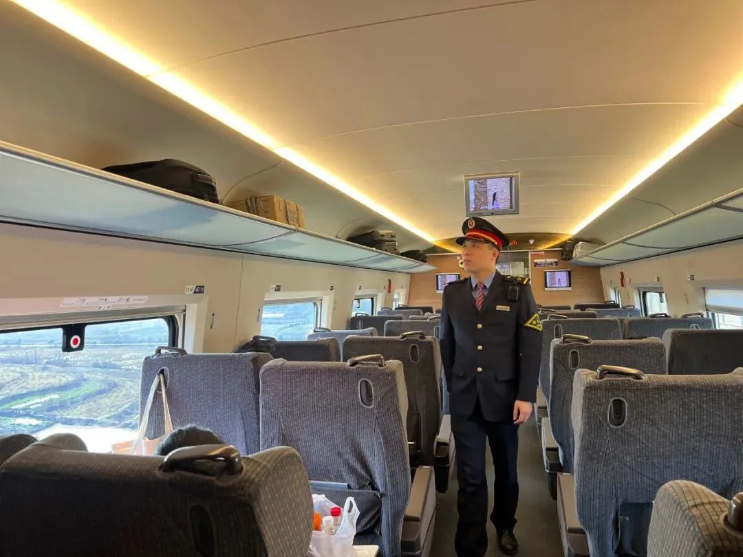 高铁上行李箱无人认领，乘警开箱：嚯！70万