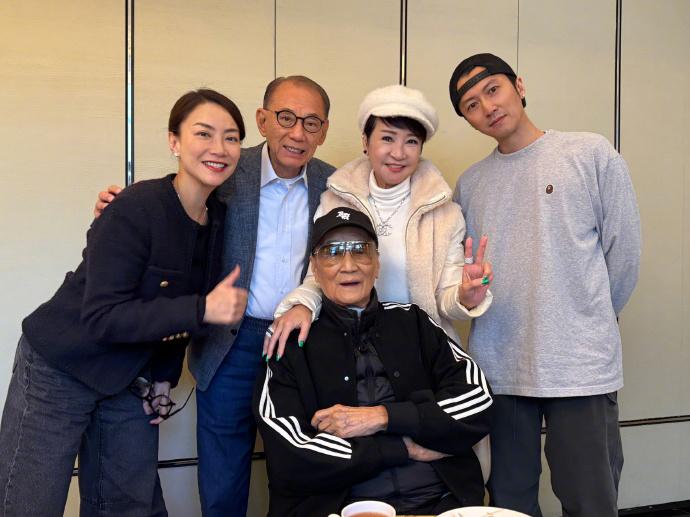 霍汶希晒与谢贤谢霆锋一家合影