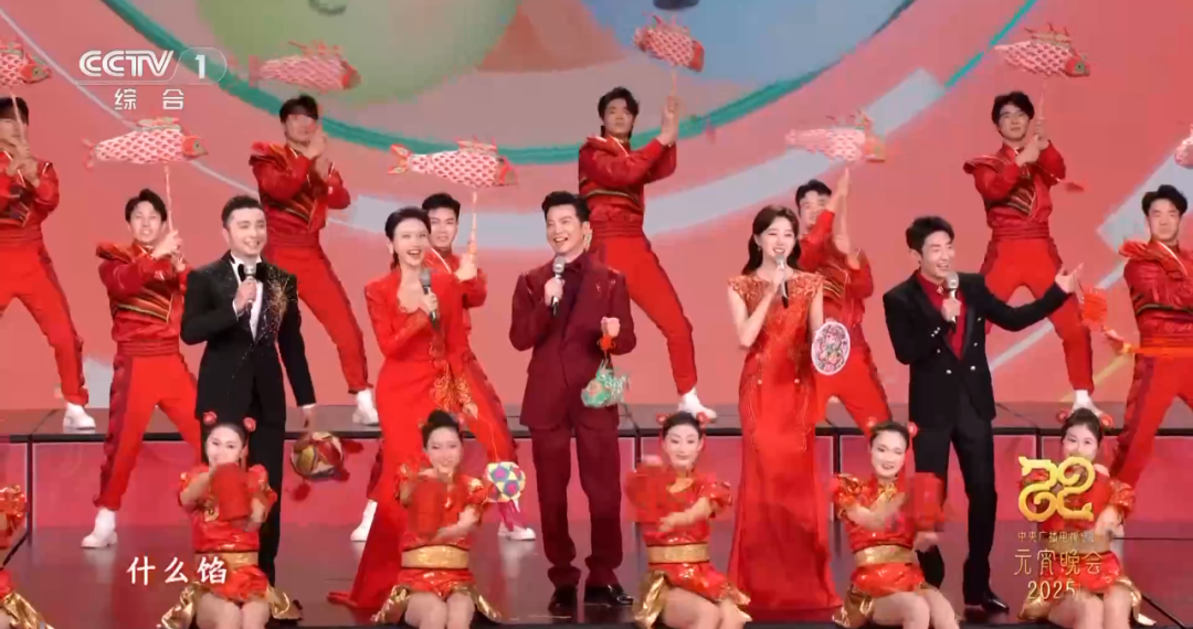 热搜爆了！元宵晚会上哪吒打人敖丙劝架？撒贝宁穿上花马甲，挽着春晚机器人出场