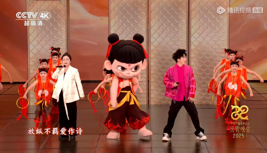 热搜爆了！元宵晚会上哪吒打人敖丙劝架？撒贝宁穿上花马甲，挽着春晚机器人出场