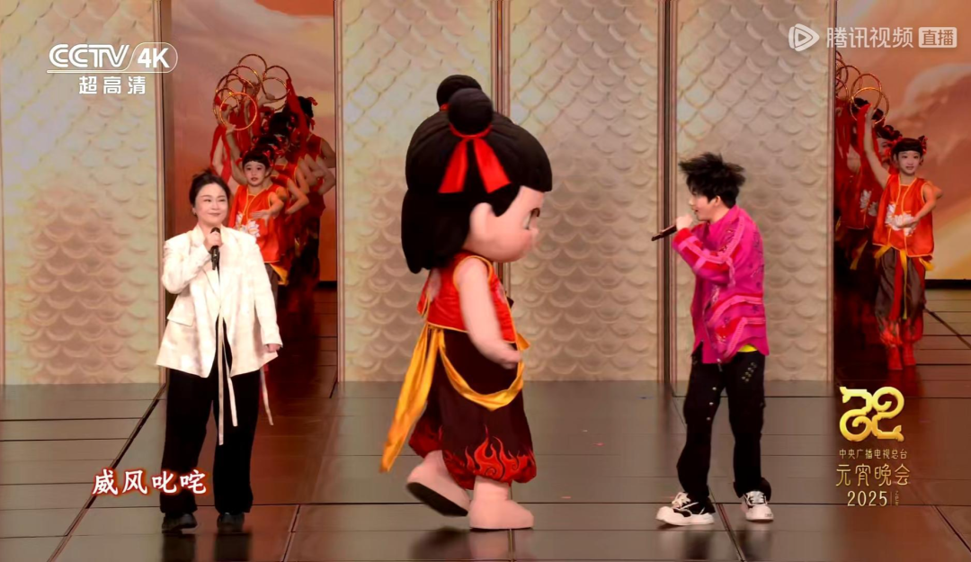 热搜爆了！元宵晚会上哪吒打人敖丙劝架？撒贝宁穿上花马甲，挽着春晚机器人出场