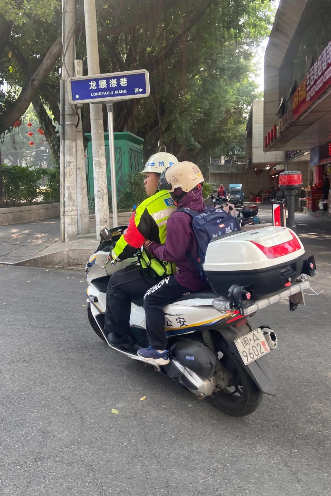 事发福州市中心！交警喊话：“你坐我摩托车回去！”