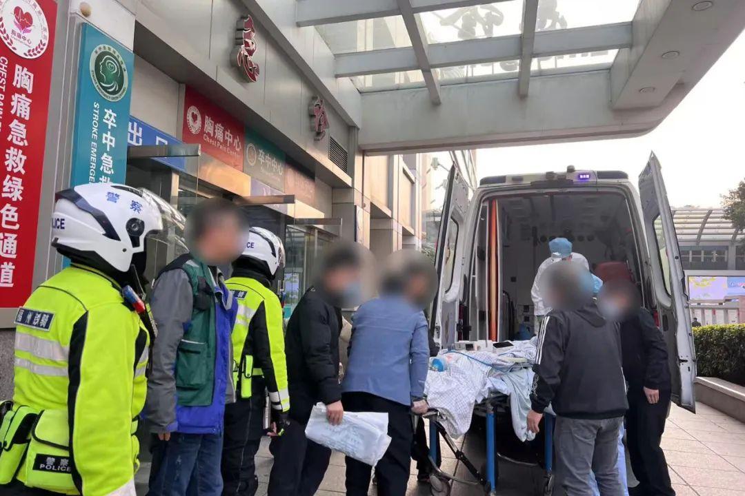 事发福州市中心！交警喊话：“你坐我摩托车回去！”