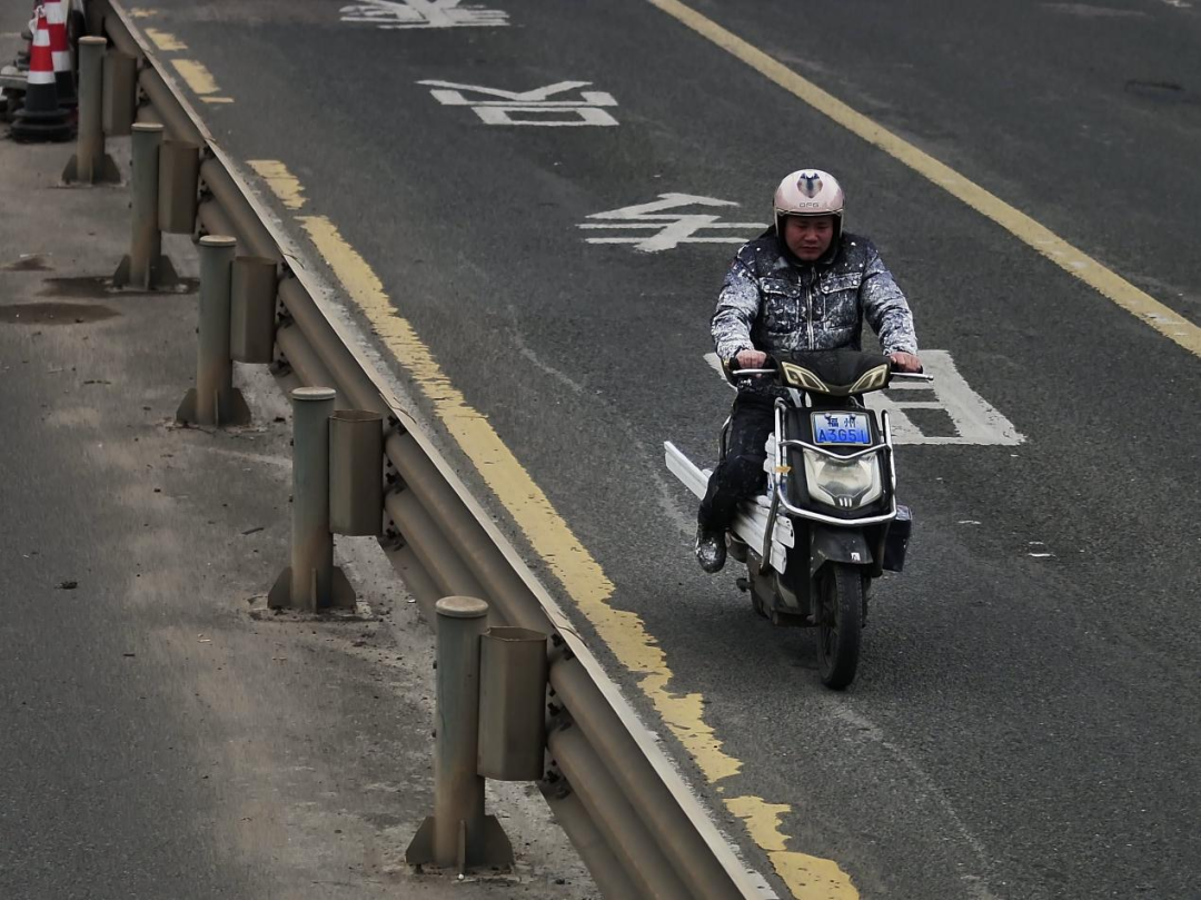 占用机动车道！福州高新区这些电动车被曝光！