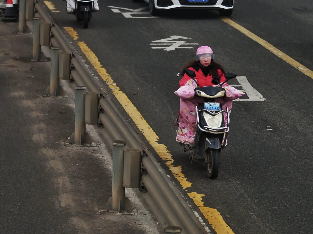 占用机动车道！福州高新区这些电动车被曝光！