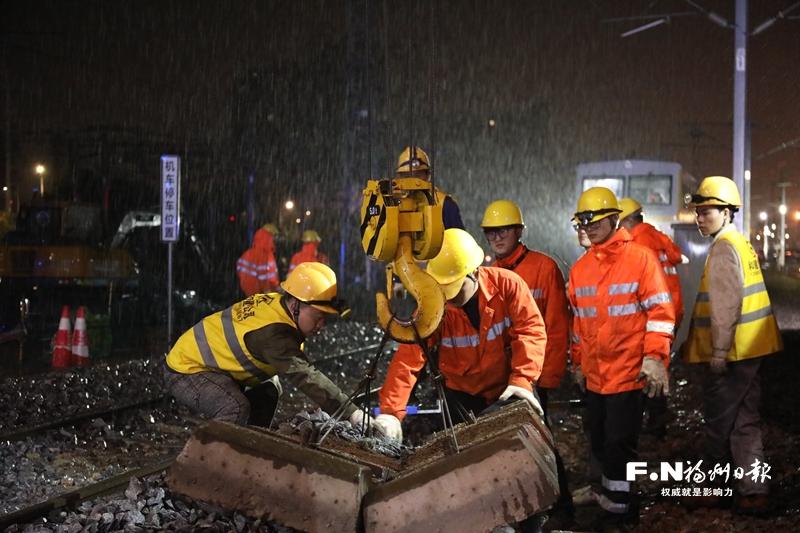 南铁福州工务段：雨夜换轨枕