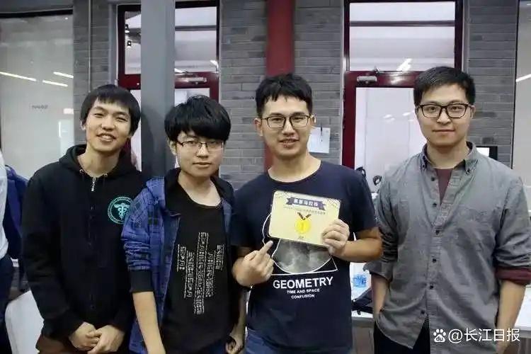 Manus一夜“刷屏”！一个邀请码炒到5万元？创始人是90后→