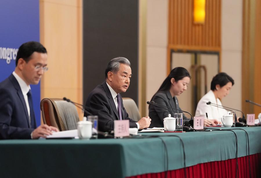 王毅回答中外记者提问
