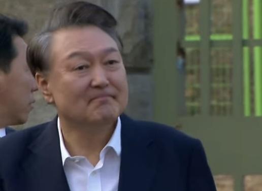 被捕满52天后 韩国总统尹锡悦被释放